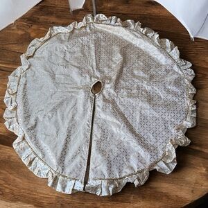 Elegant Champagne Gold Sateen Tree Skirt with Glitter Decorative Pattern